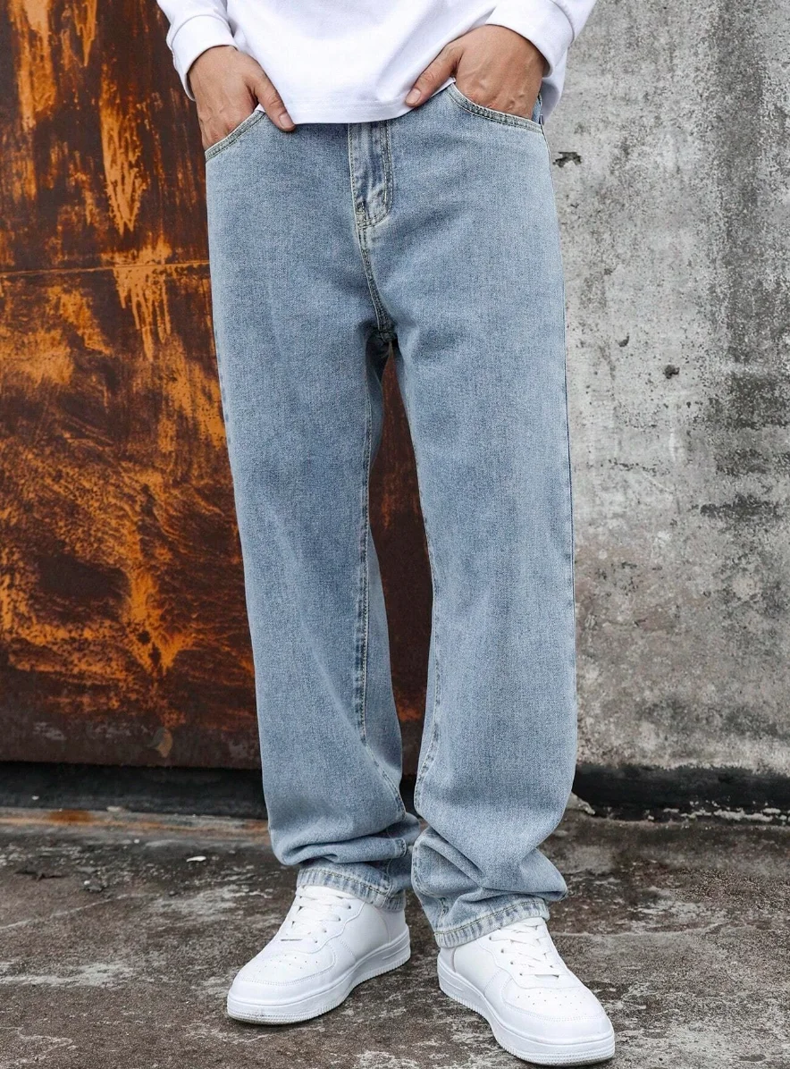 

Men’s Roomy Straight Leg Jeans, Reliable Fit for Gardening Projects to Weekend Hangouts