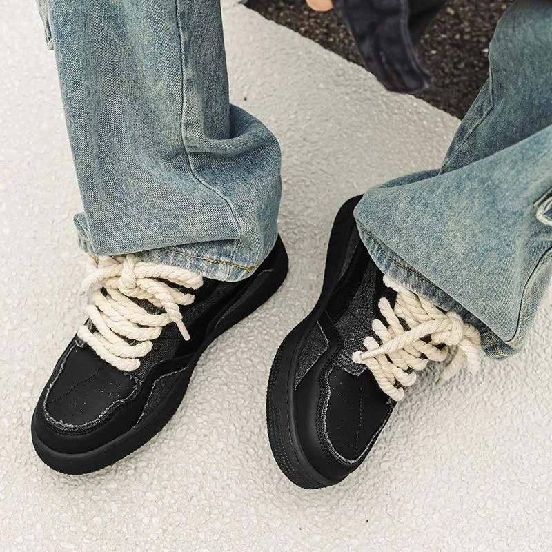 Ein Paar trendige, schwarze Herrenschuhe, vielseitige Sportschuhe für alle Jahreszeiten, die sowohl für sportliche als auch für Freizeitaktivitäten geeignet sind, sowie Schuhe mit erhöhter Sohle. – Detail 10