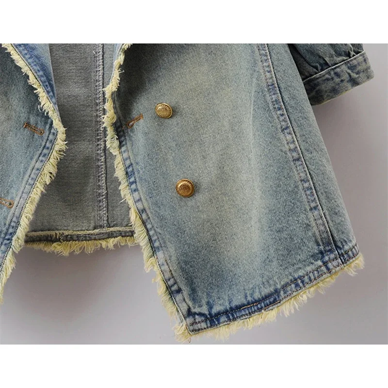 Damska kurtka jeansowa w stylu vintage na wiosnę i lato, jasnoniebieska, z bufiastymi rękawami, krótka, dopasowana, kowbojska, koreańska, z przetarciami.