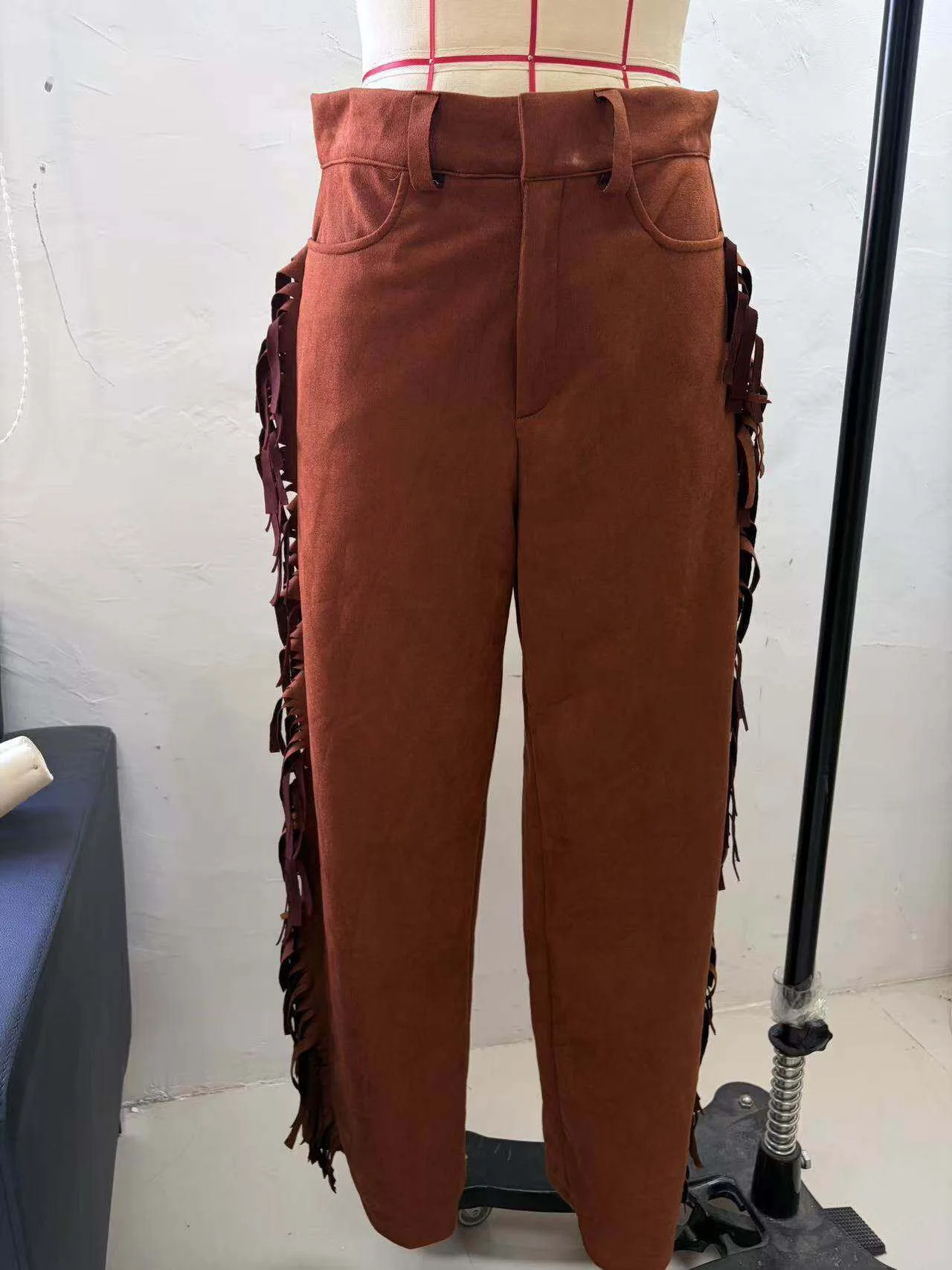Herren-Cowboyhose mit Fransen, aus Kunstlederimitat, normale Passform, hohe Taille, Retro-Design, mit Schnallen, Hippie-Disco-Cosplay-Hose. – Detail 8