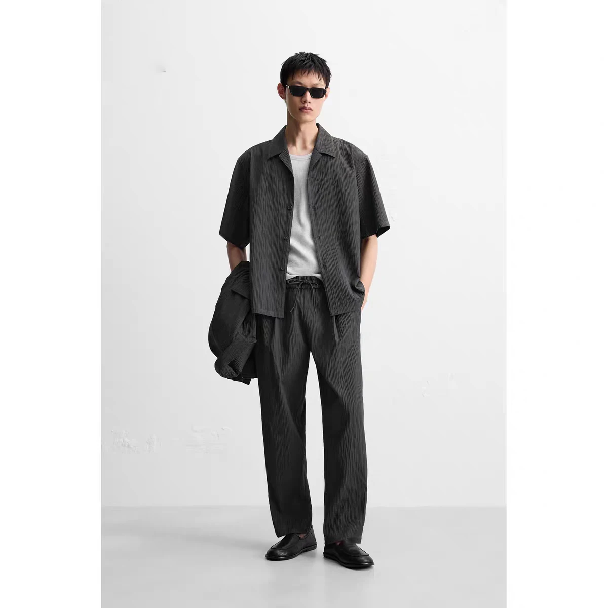 

Летняя мужская повседневная свободная рубашка с коротким рукавом и отложным воротником, модный городской стиль, полиэстер, не требует глажки, коллекция 2025 года