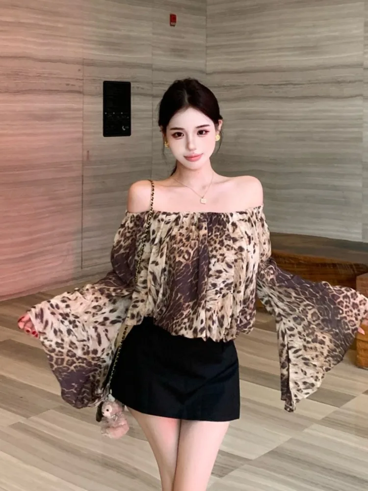 

Ретро-блузка с леопардовым принтом на одно плечо, с длинными рукавами, свободного кроя, для женщин, осень-зима, с рукавами-колокол, модный дизайн, укороченная, пикантная новинка.