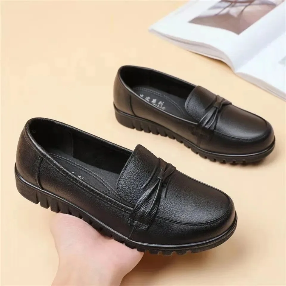 

Women's flat bottomed fashionable casual single shoes mother's shoes leather shoes women's 2025 versatile classic shoes