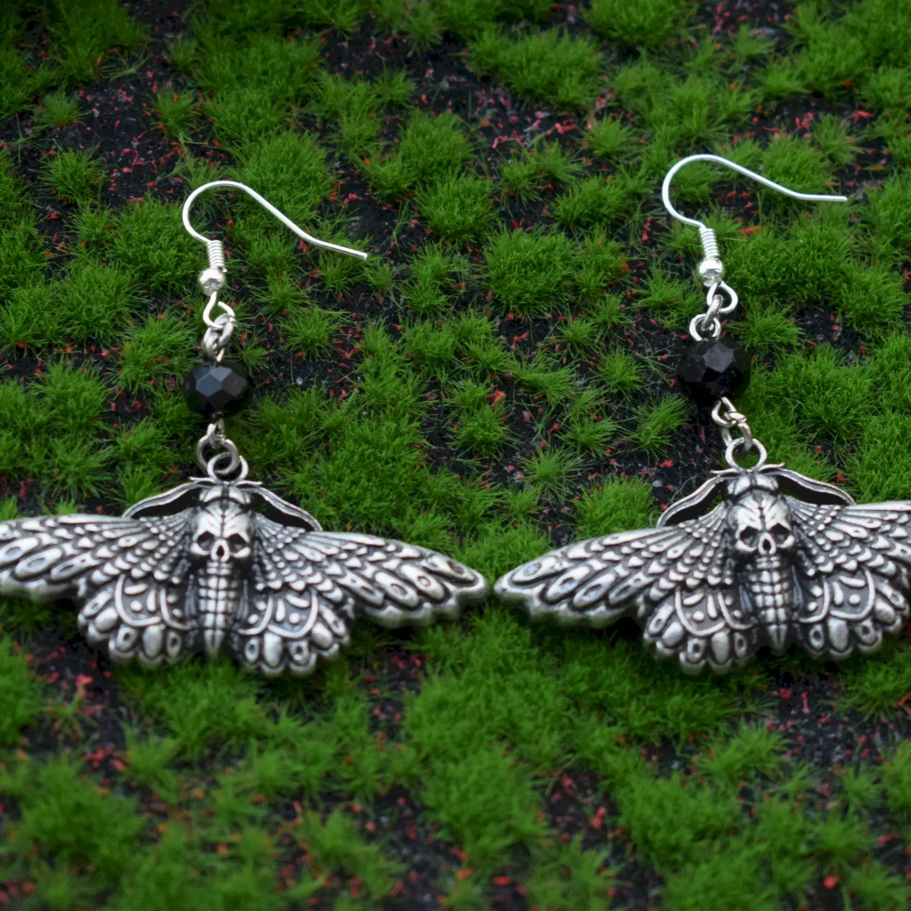 1 زوج حار بيع عالية الجودة ماجيك القوطية غامض الموت الهيكل العظمي العثة ريترو ستايل الكرتون فتاة سبيكة قلادة أقراط