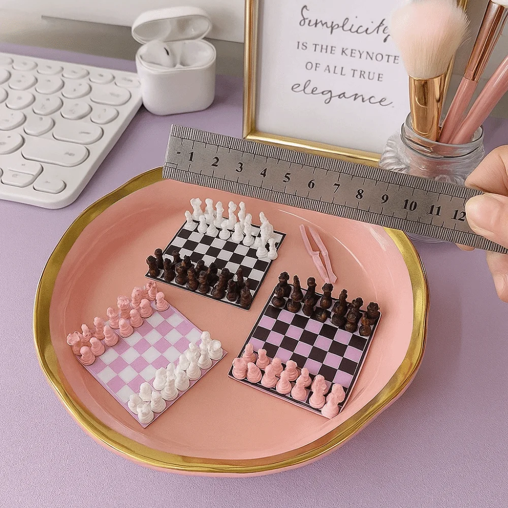 Chessboard Mini Pocket Size Chess Set Handmade 1/12 Scale International Chess Decorative Design Standard International Chess Set
