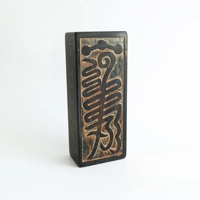 The old token,  patriarch of Qing Wei, showed his prestige in the altar, and  special craftsmanship of Lei Fa people
