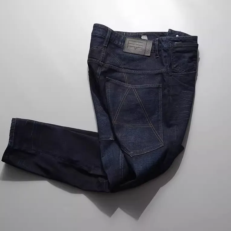 

Стираные и чистящие старые джинсы, зауженные джинсы трехмерного кроя с объемным кроем и небольшой ножкой.