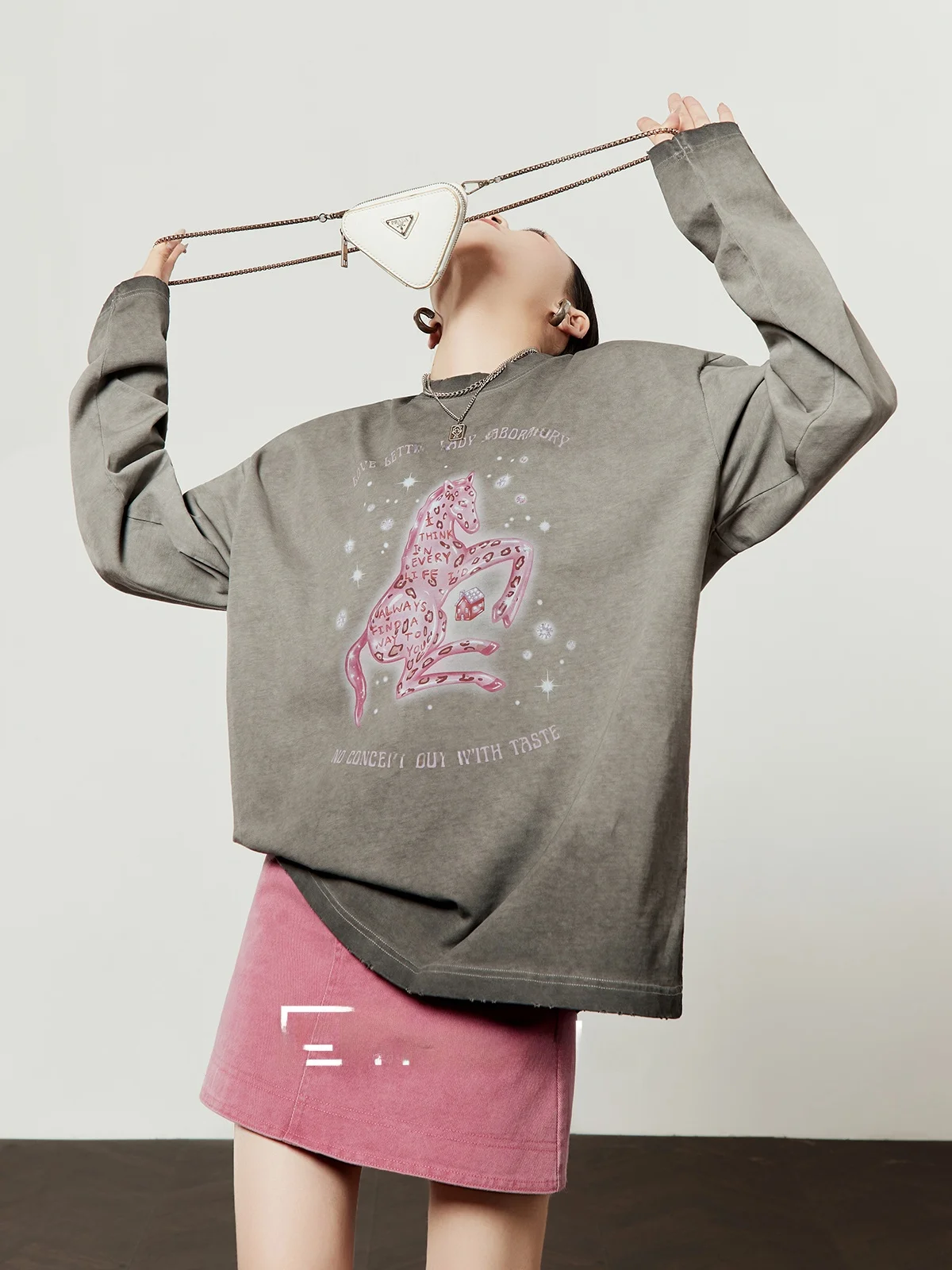 

Свободная модная футболка для женщин, новинка весенней коллекции, с принтом, длинным рукавом, круглым вырезом, с рисунком в виде сердца, бренд Zhou Li Wu