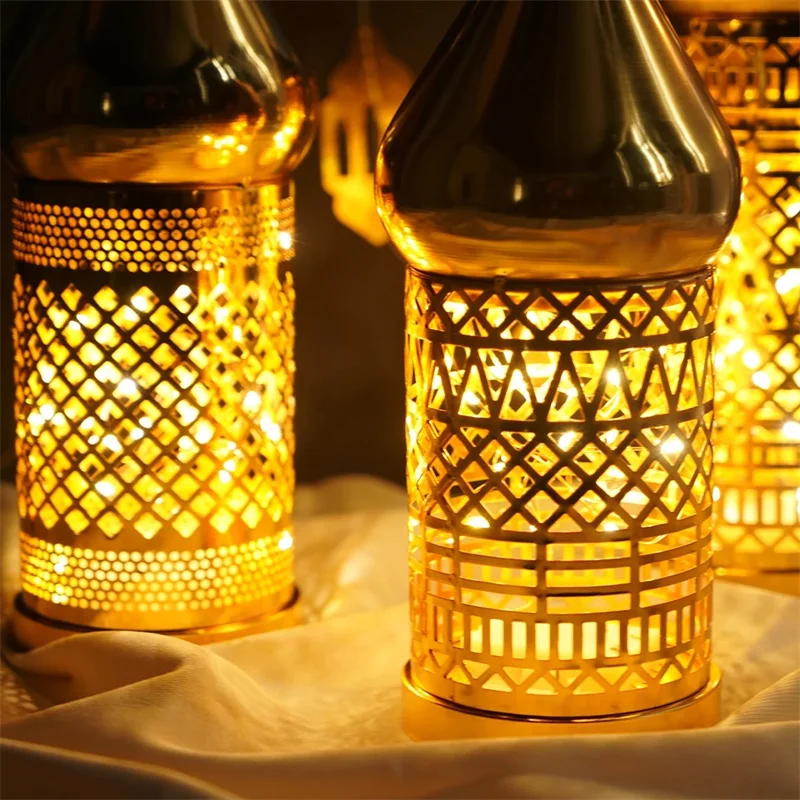 Lampada a vento in metallo dorato Lanterna Luce notturna a LED cava Decorazione domestica per ornamenti per feste Ramadan Kareem EID Mubarak del Medio Oriente