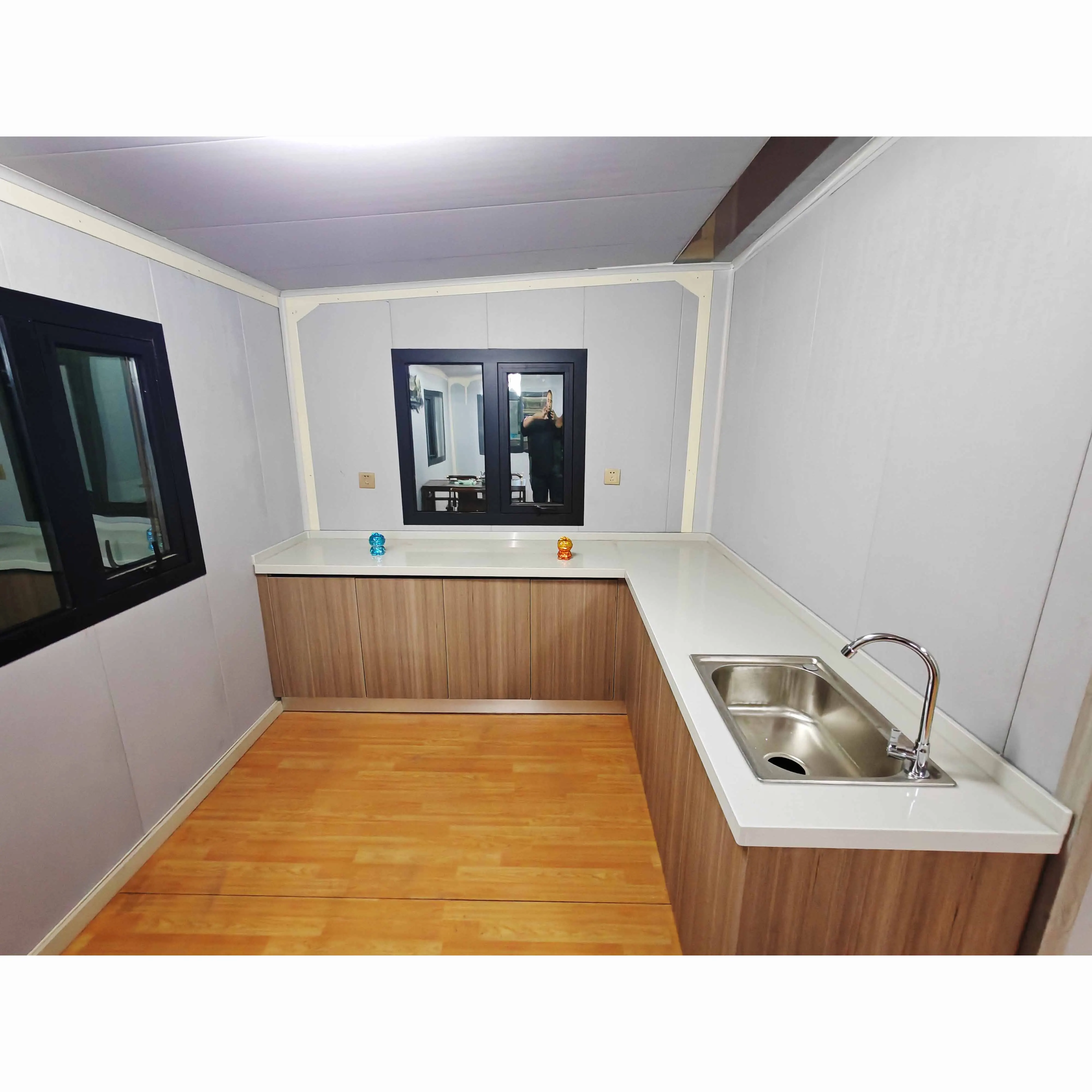 Modular 20ft 40ft Steel Container House Prefabricated Detachable 3 Bedroom Design Scalable For Shop Use Option Available