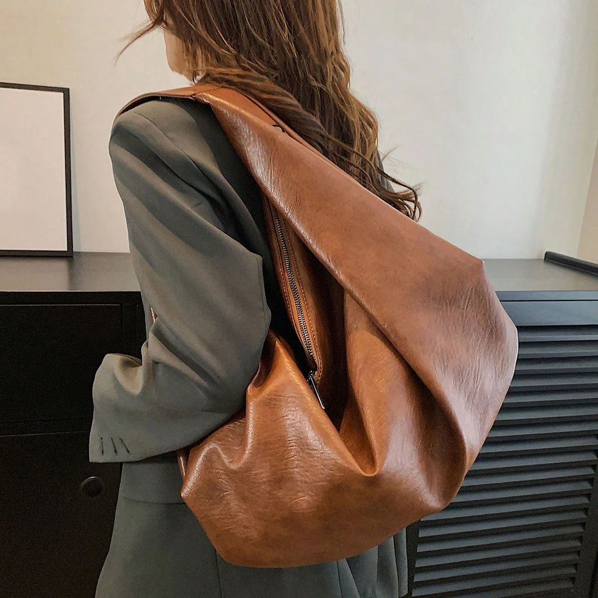 

Модная и простая сумка через плечо большой вместимости, можно использовать в качестве сумки, однотонная сумка-хобо в стиле ретро.