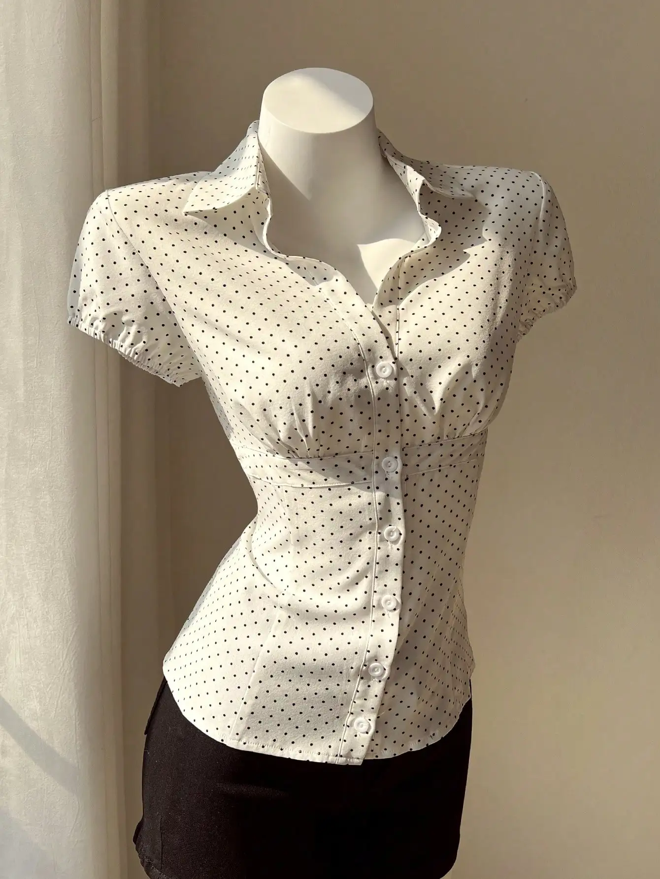 

Women's Fitted Polka Dot Collared Short Sleeve Button-Up Shirt