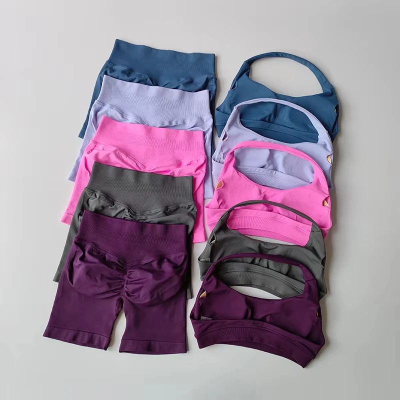Conjunto de sujetador deportivo sexy con cuello halter, espalda hermosa, cintura alta, efecto melocotón, y shorts para Pilates, yoga, entrenamiento y fitness.