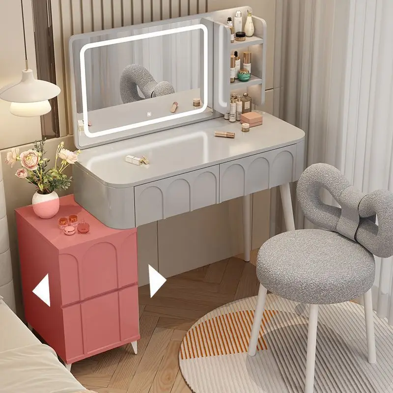 ريح كريمية، خزانة ملابس، غرفة نوم، شقة صغيرة حديثة وبسيطة