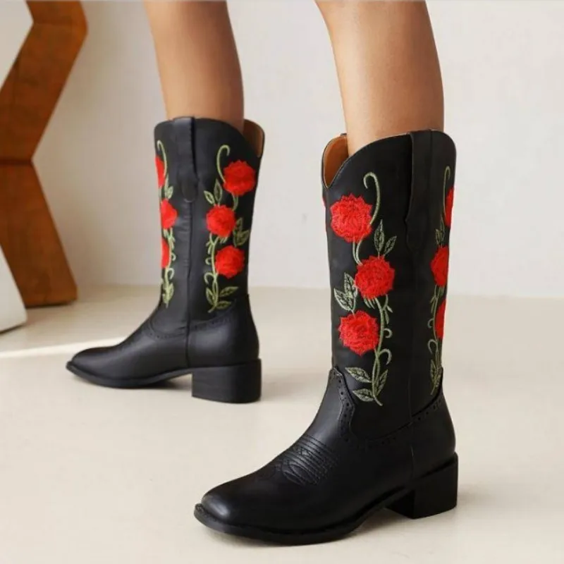 

DIZHUANG Сексуальные женские ботинки на среднем каблуке. Черные сапоги с вышивкой. Женские сапоги до середины икры. Высота каблука 3-5 см. Модный рабок