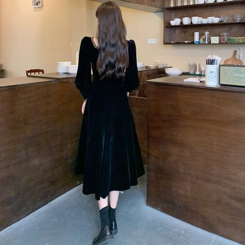 New Women Retro Style Designer Golden Edged Velvet Banquet Dress Hot Sale Autumn Lady Chic Luxury Square Neck Long Sleeves Dress