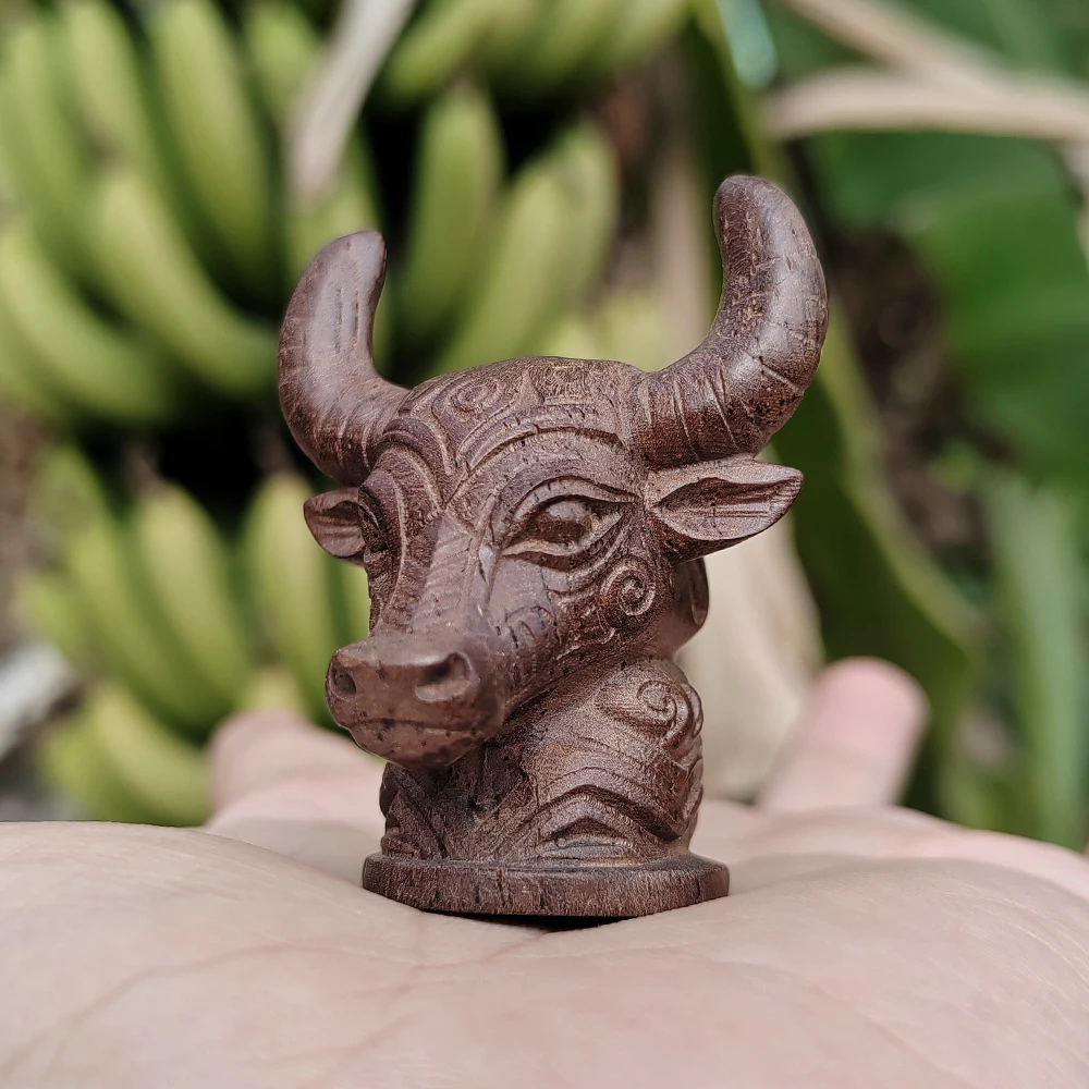 Hand-Carved Wooden Cow Totem Ornament, Ethnic Style, Animal Theme, Suitable for Creative Desktop Decorations, Office Decor, Study Room, Housewarming Gifts, Birthday Gifts, Thanksgiving Gifts, New Year Gifts, Back-To-School Season Gifts
