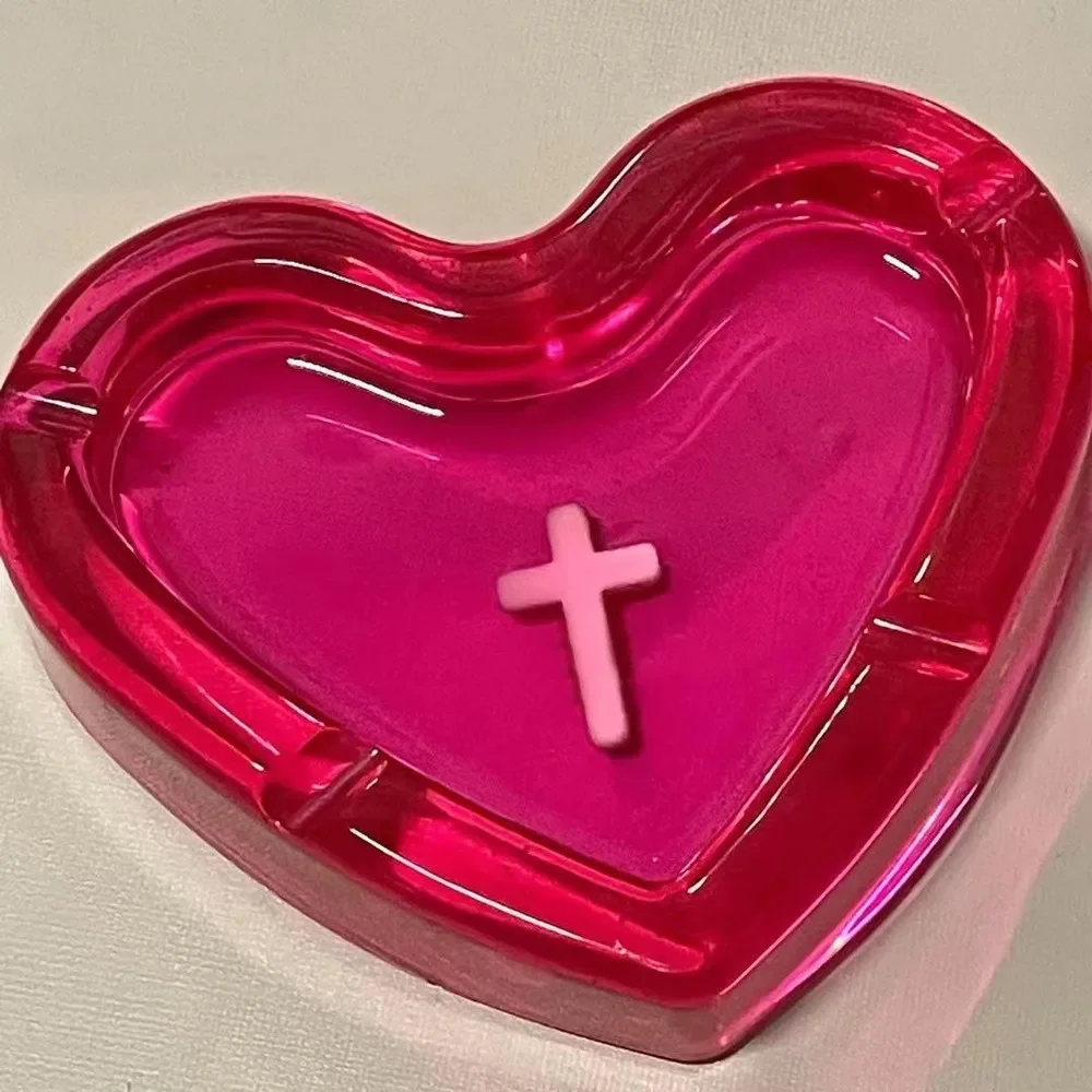 NEW Handmade Ashtray Love Heart Shape Cross Pink Resin Ashtray For Smoke Girls Cigarettes Remove Odor Smoking Accessories Gifts