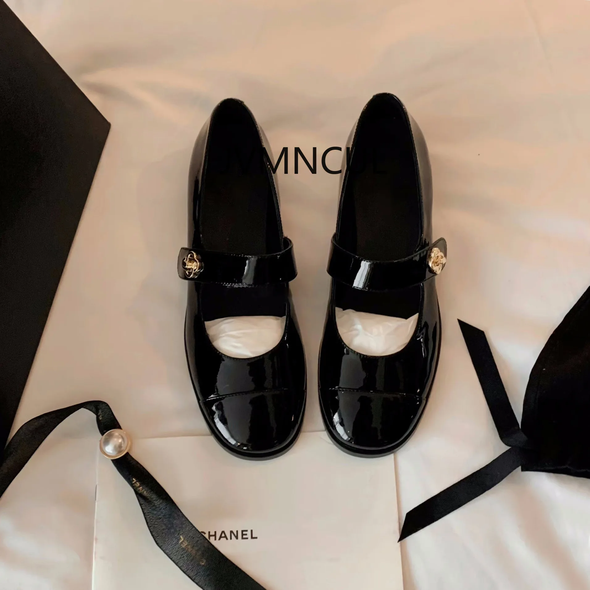 

Женские туфли-лодочки Мэри Джейн из овчины из натуральной овчины на вулканизированном массивном каблуке в маленьком стиле с цветными блоками на одном ремешке