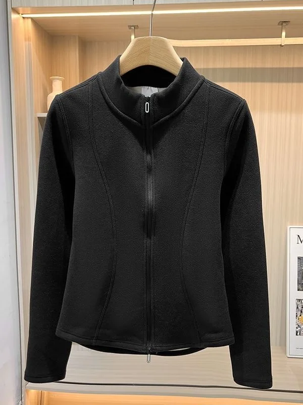 

Серия LU: Теплая демисезонная верхняя одежда с воротником-стойкой, двойной молнией, приталенная, для комфорта и уюта.