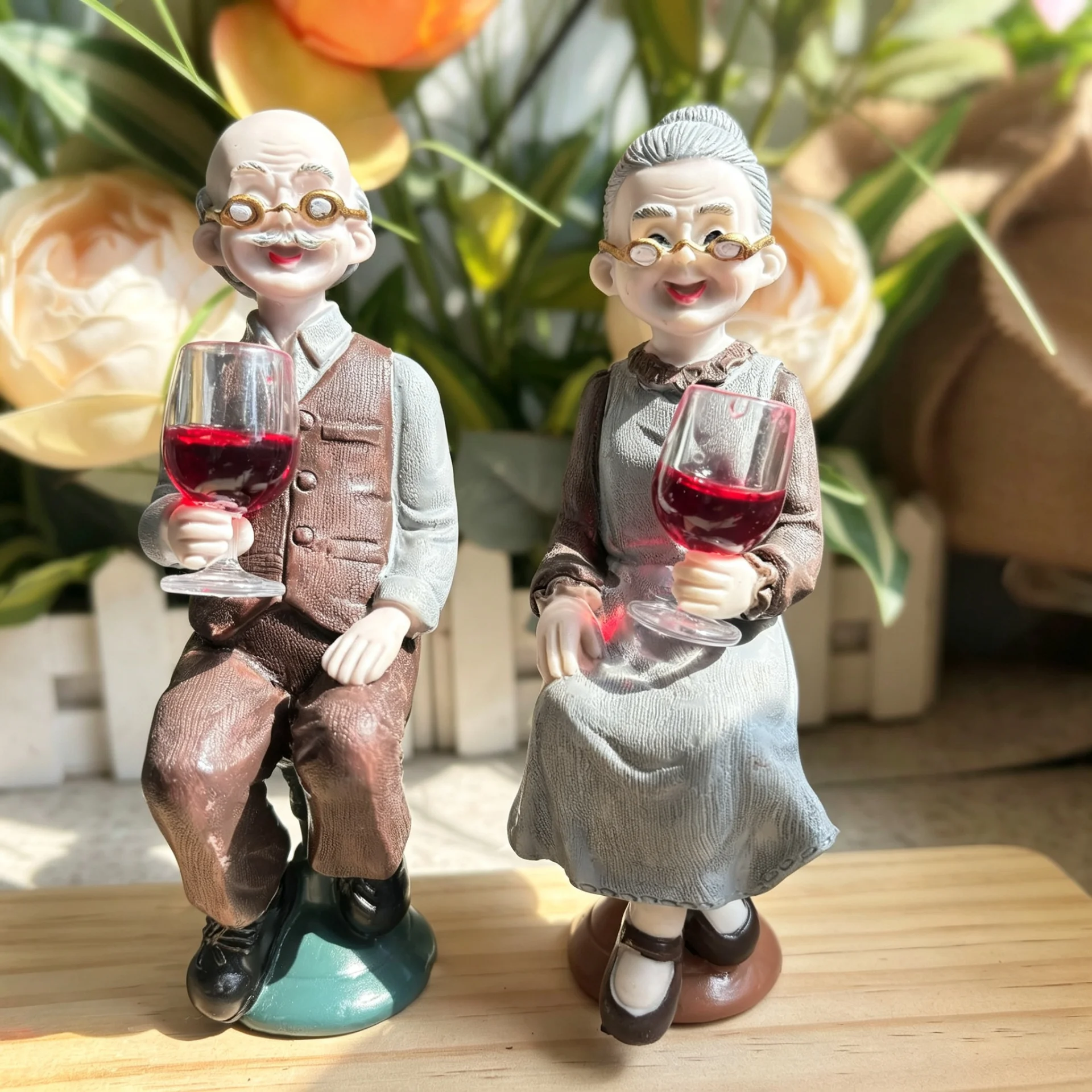 Creative Elderly Couple Resin Figurine Wine Glass Home Decor Living Room Office Ornament
