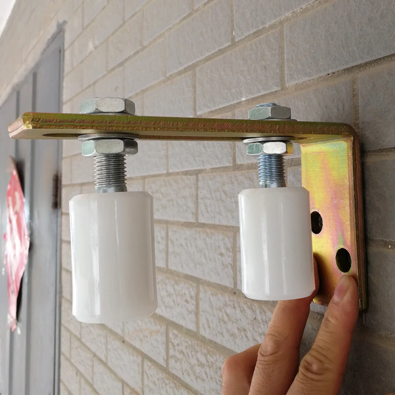 1 Juego de ruedas guía para puerta de Patio, rodillos guía para puerta corredera con soporte de Pilar en L, rodillos dobles ajustables de nailon