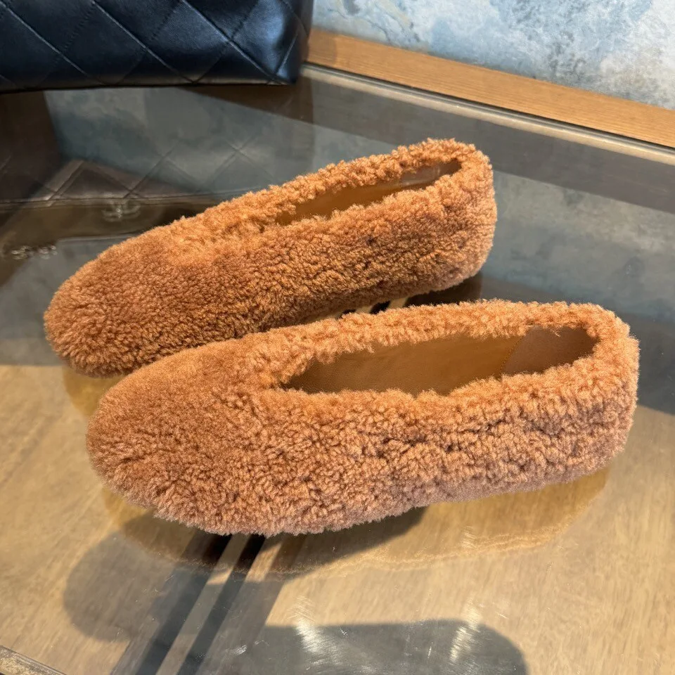 2026 الشتاء الصوف النعال النساء مجعد الأغنام الفراء حذاء مسطح دافئ دافئ الانزلاق على منزل الشرائح فام نعال من القطن
