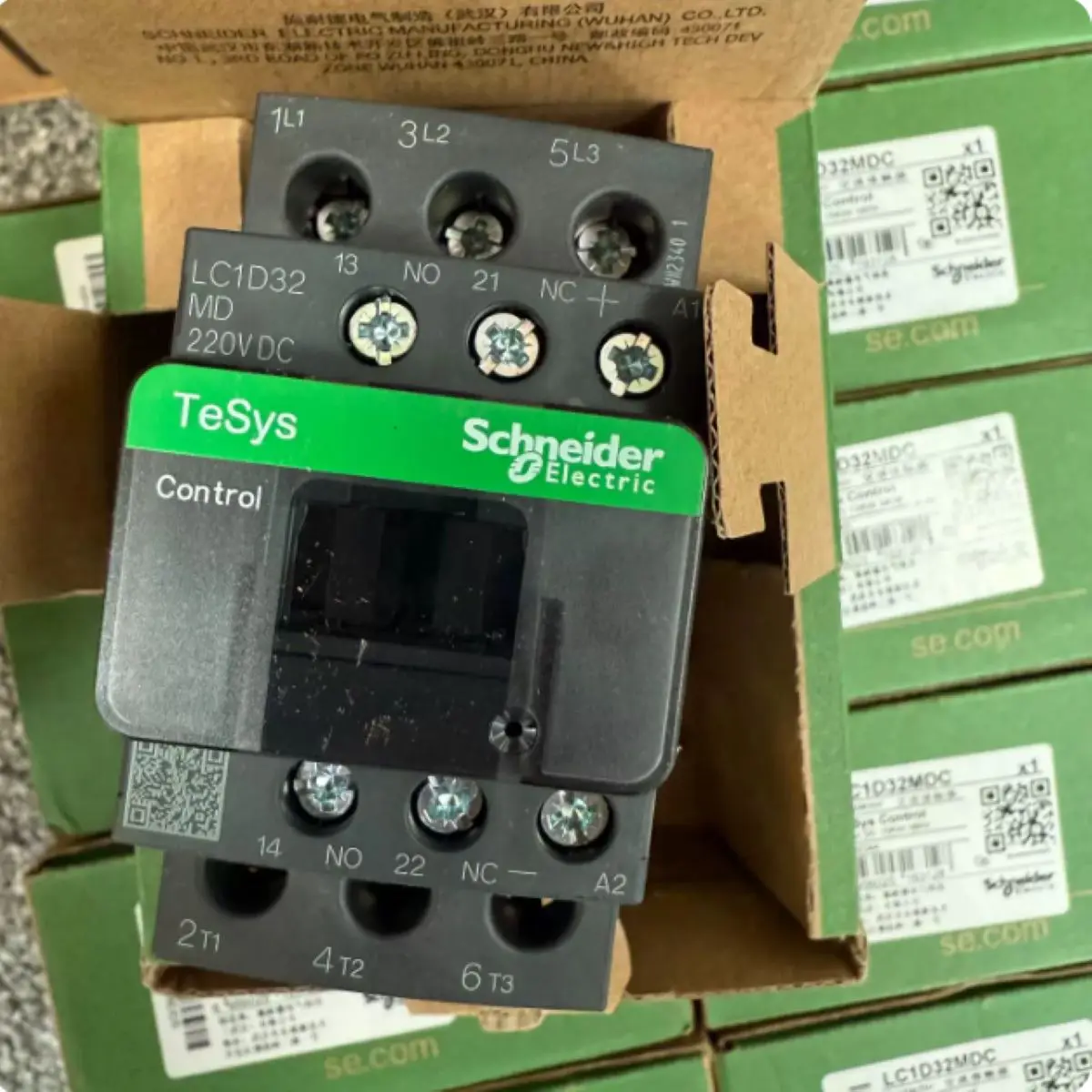 LC1D32MDC LC1D32MD Contactor, TeSys Deca, 3P(3 NO), AC-3/ AC-3e, 0 to 440V, 32A, 220VDC coil, Screw terminal