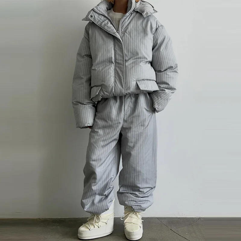 2026 Winter Gestreiftes Baumwoll-Mantel-Hosen-Set für Damen mit Kapuze, Stehkragen, Reißverschluss-Steppmantel und Hose mit Elastikbund – Damen-Outfit – Detail 29