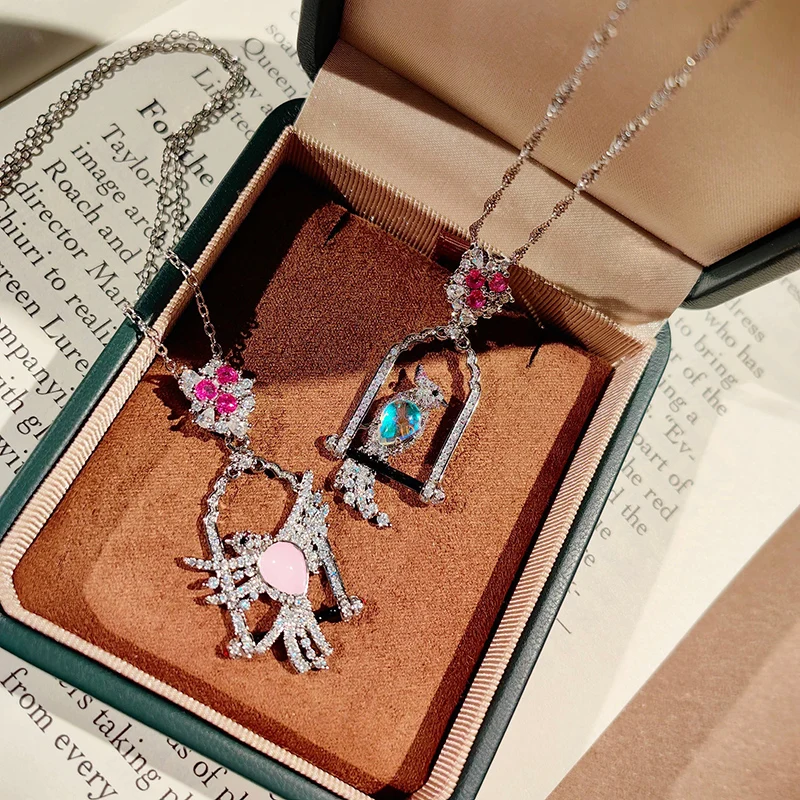 Exquisite Moonlight Crystal Parrot Necklace with High Quality and Zircon Studded Pink Crystal Bird Necklaces for Women Gift