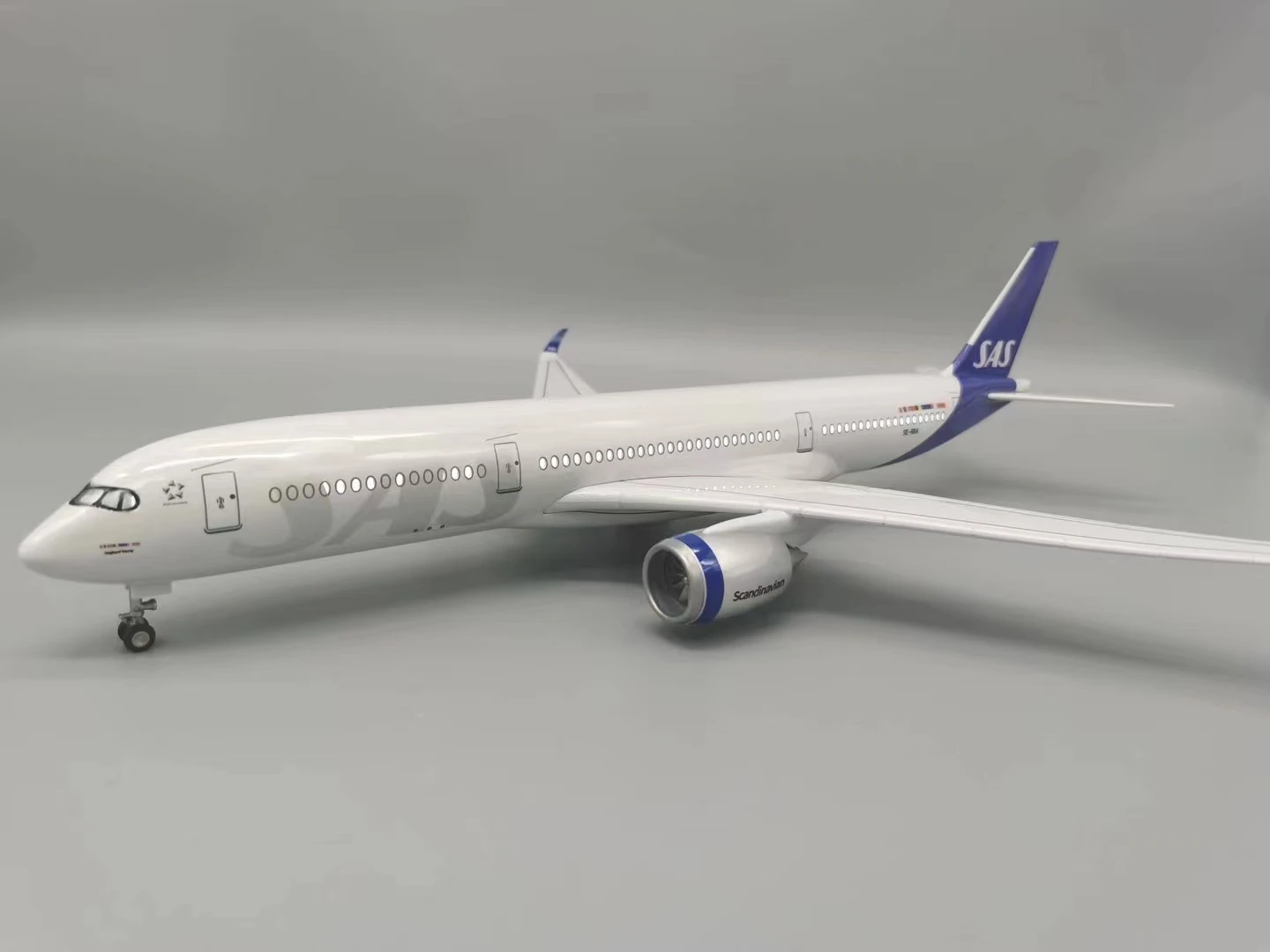 

Scandinavian Airlines Airbus A350 Model Aircraft 47CM 1:142 Scale With Wheel LED Light Die-casting Machine Collected Gift