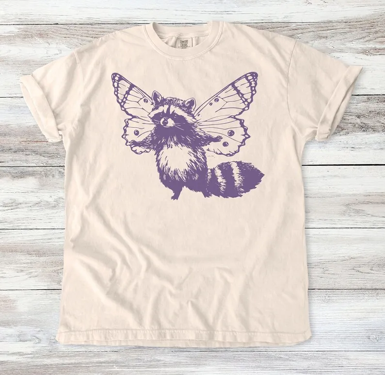 

Футболка с фэнтези-енотом и крыльями бабочки, футболка с причудливым животным, уникальный дизайн природы, рубашка с иллюстрацией волшебного существа