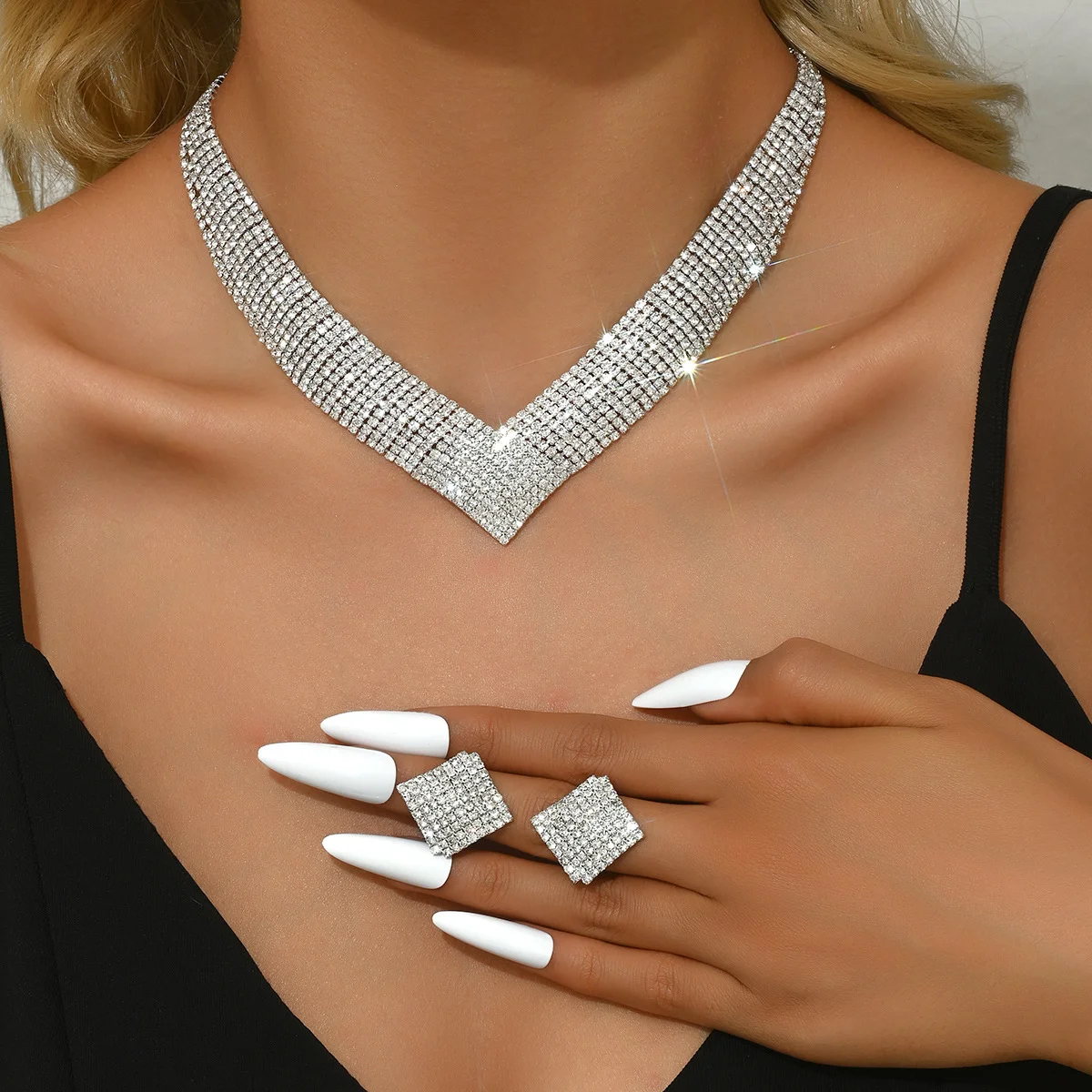 

Fashion high-end design diamond-laden ultra-bright necklace, earrings, wedding dress, evening gown set for a formal event.