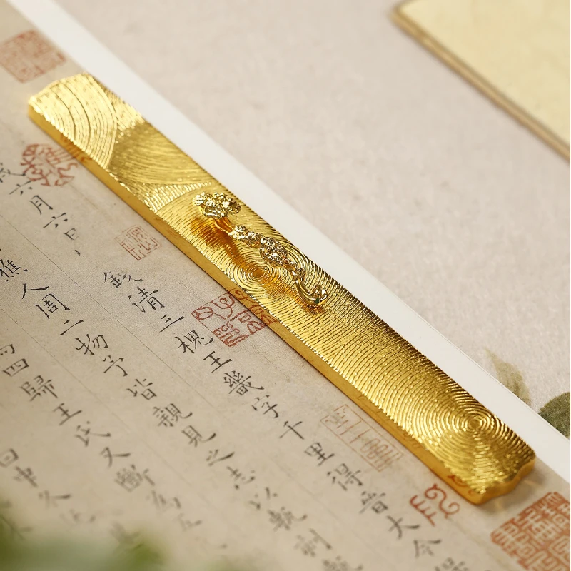 righello-in-ottone-massiccio-con-decorazioni-a-motivi-dorati-e-supporto-per-penna-ideale-per-la-calligrafia-un-classico-strumento-tradizionale-cinese-per-scrivere-con-un-design-in-stile-retro