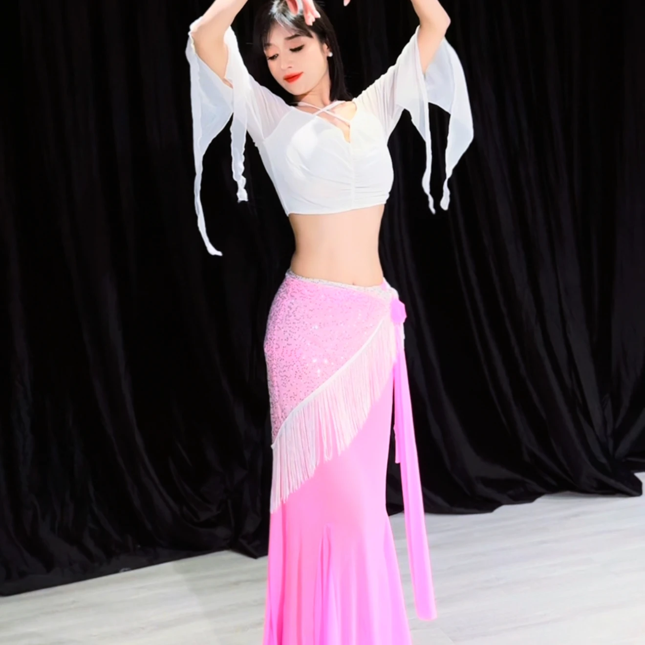 Nieuwe Buikdans Sexy Temperament Prestaties Kostuum Wit Off Schouder Top + Roze Fishtail Rok 2 stks Oosterse Dans kostuum