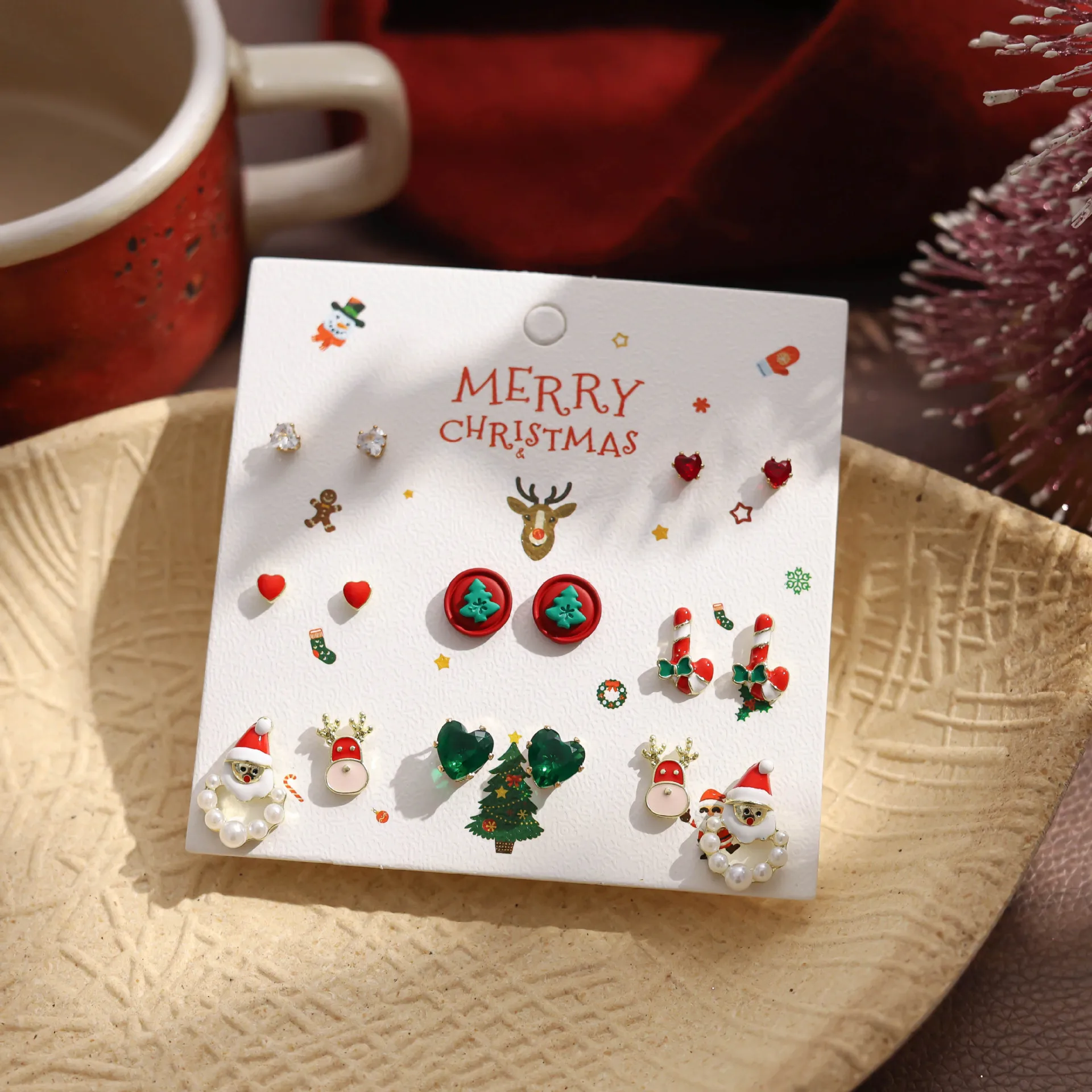 Niedliche Welpen-Ohrstecker-Set für Damen, Cartoon-Emaille-Ohrringe mit Weihnachtsbaum, Elch, Schneeflocke und Weihnachtsmann, Neujahrs-Party-Schmuck – Detail 3