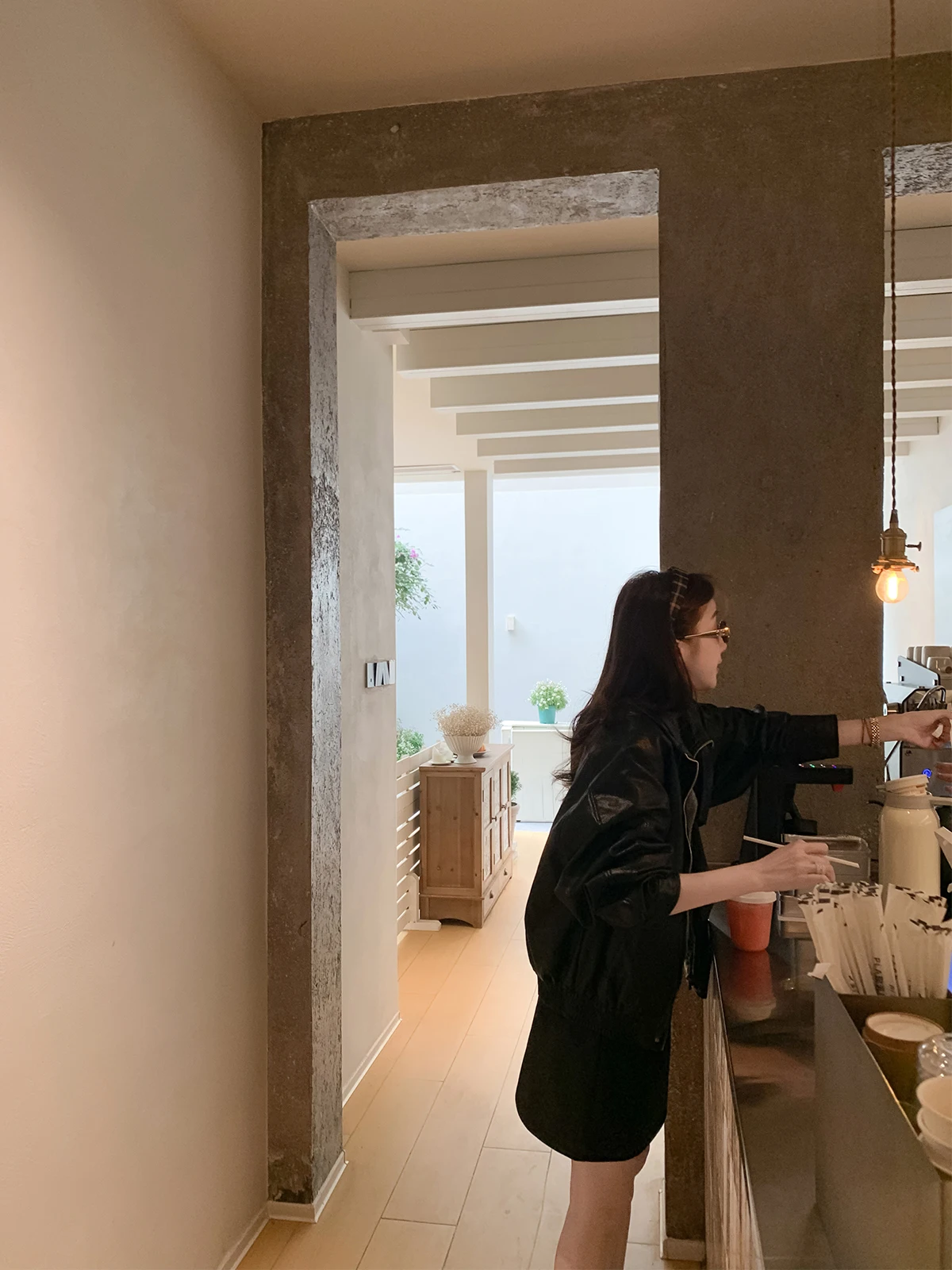 세련된 신상 PU 가죽 재킷 칼라 코트 숏 기장 지퍼 여밈 긴소매 여성 겨울 코트 스타일리쉬