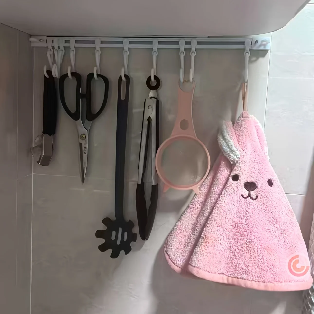 

1-отверстие бесплатно, выдвижной крючок, дверца кухонного шкафа, ряд вешалок, подвесной стержень, клейкий крючок.