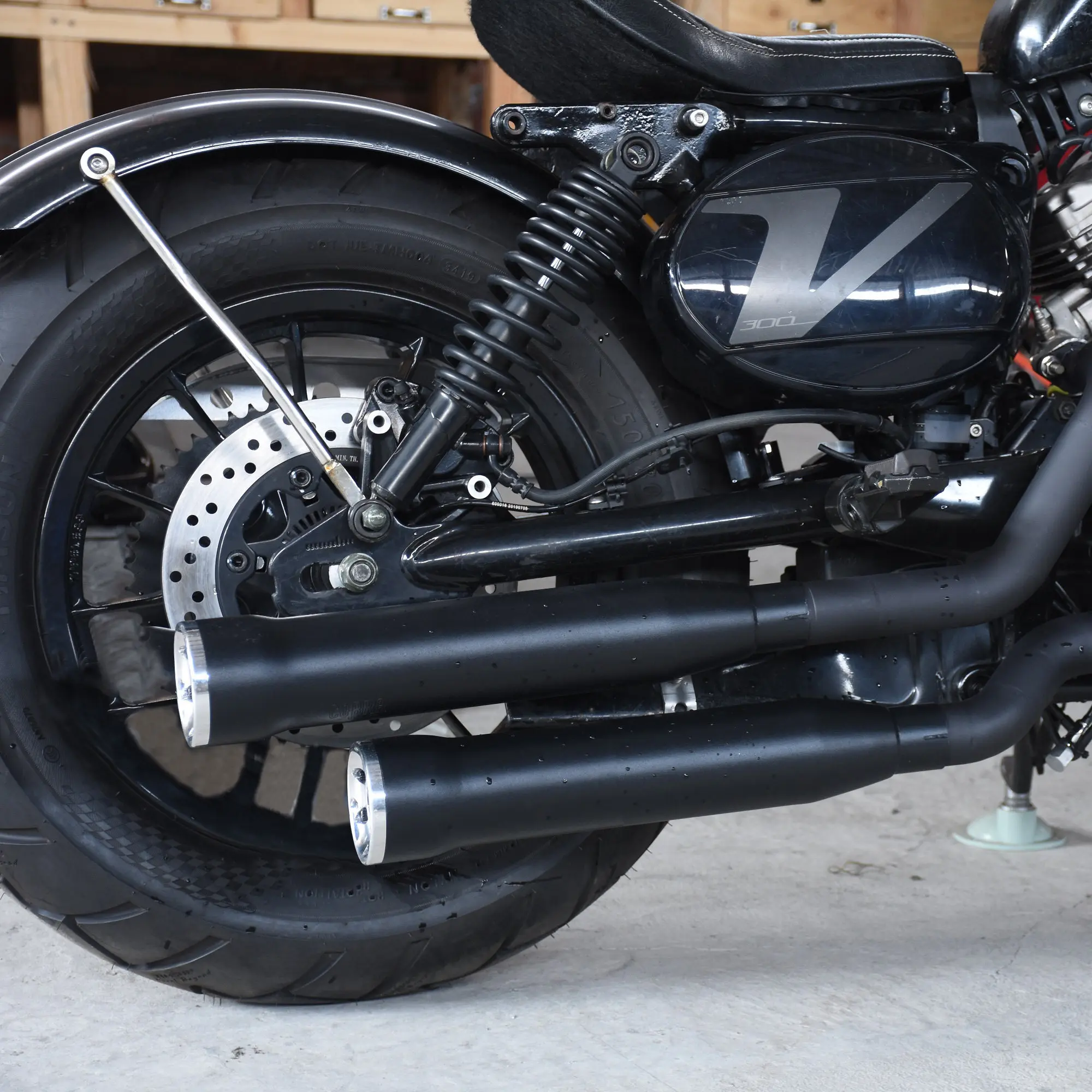 【Premium】For Hyosung GV300s is modified with a right-side dual Cobra exhaust pipe that produces a low, deep hoofbeat sound