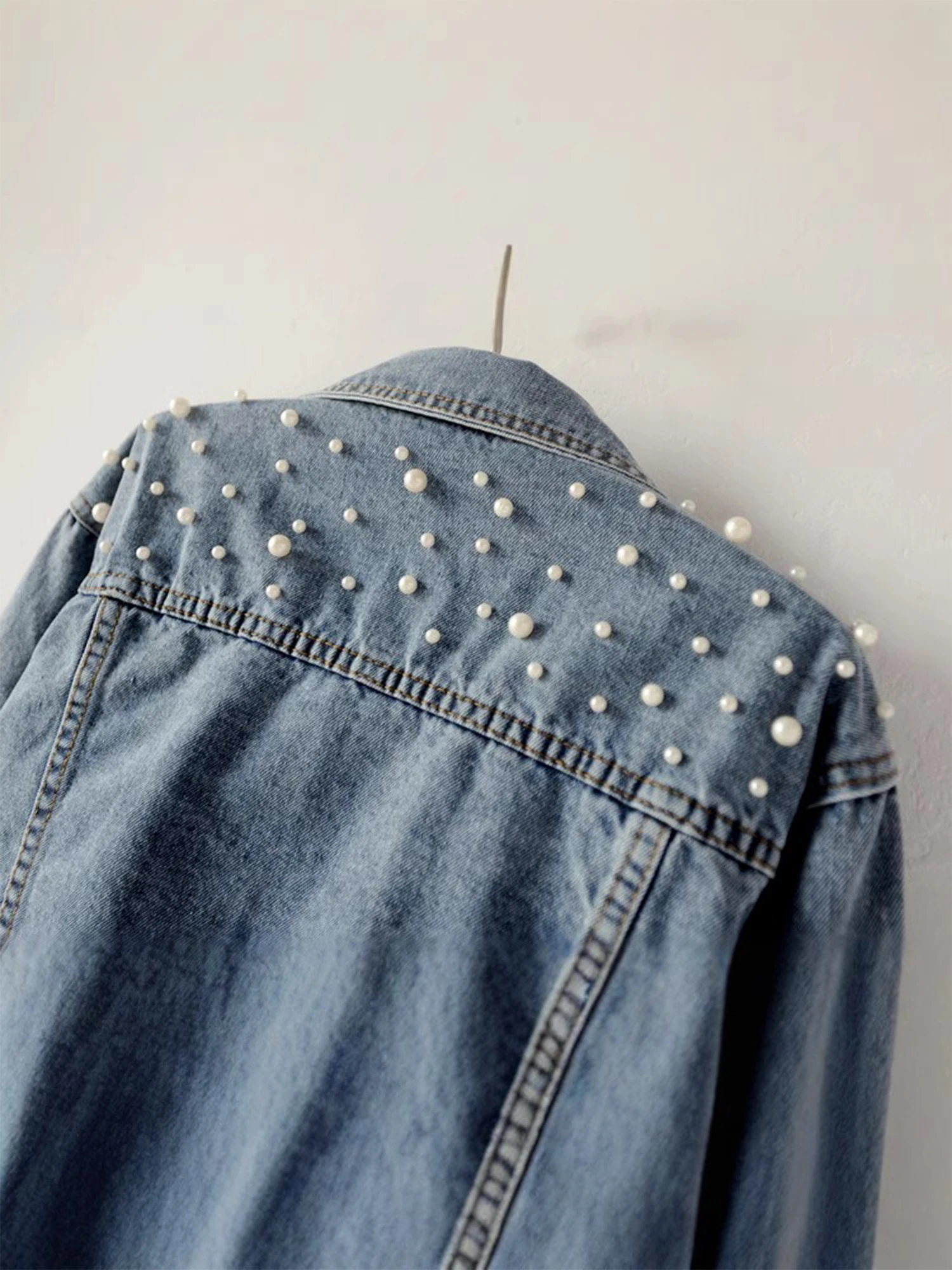 

Women Faux Pearls Denim Jackets Fashion Long Sleeve Single-breasted Chest Flap Pockets Cropped Outerwear for Daily Causal Wear