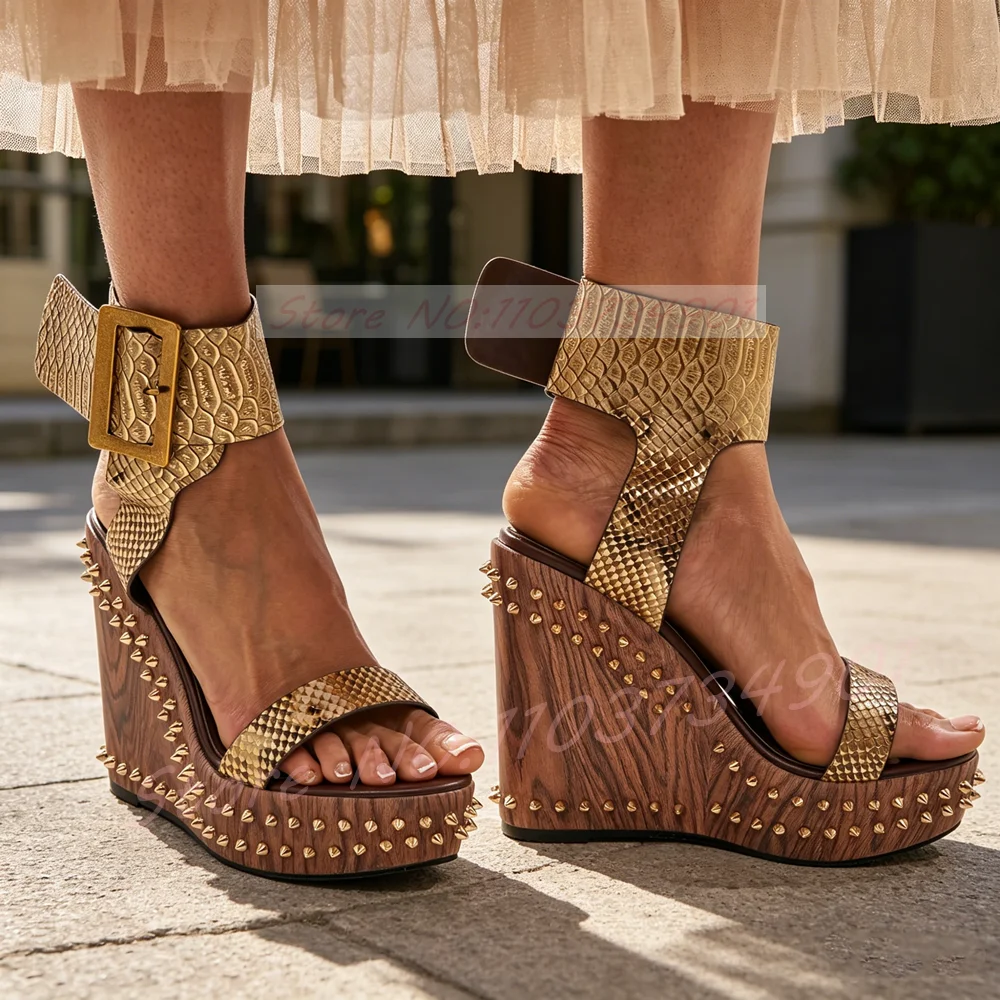 Sandalias de cuña con hebilla grande y tachuelas Snake para mujer, plataforma con efecto madera, correa al tobillo, punta abierta, tacones altos, sandalias de moda atrevidas