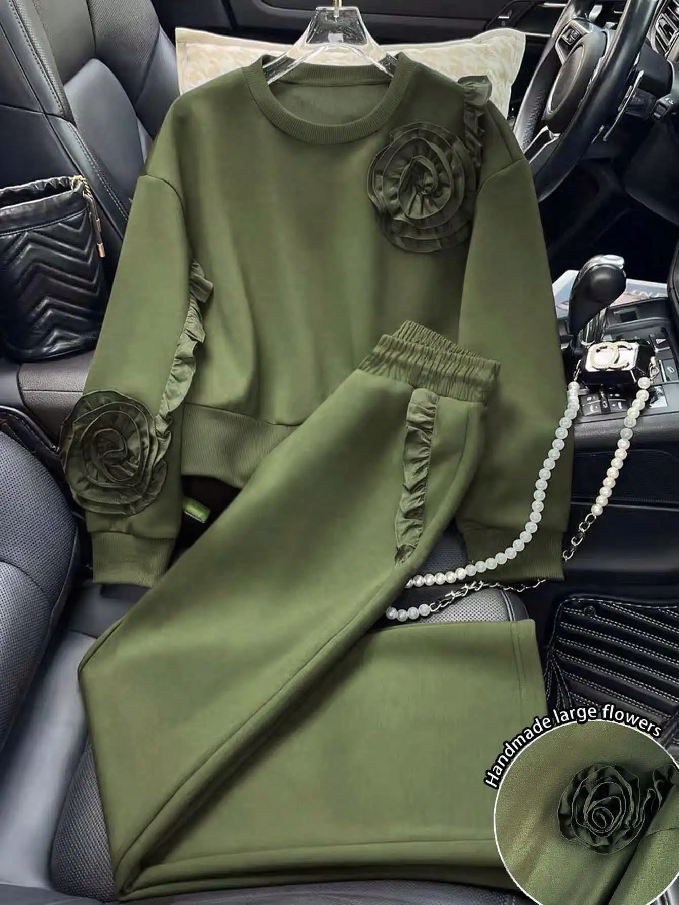 

Оливково-зеленый комплект из 2 предметов с цветочным аппликационным декором ручной работы: свободный пуловер и джоггеры