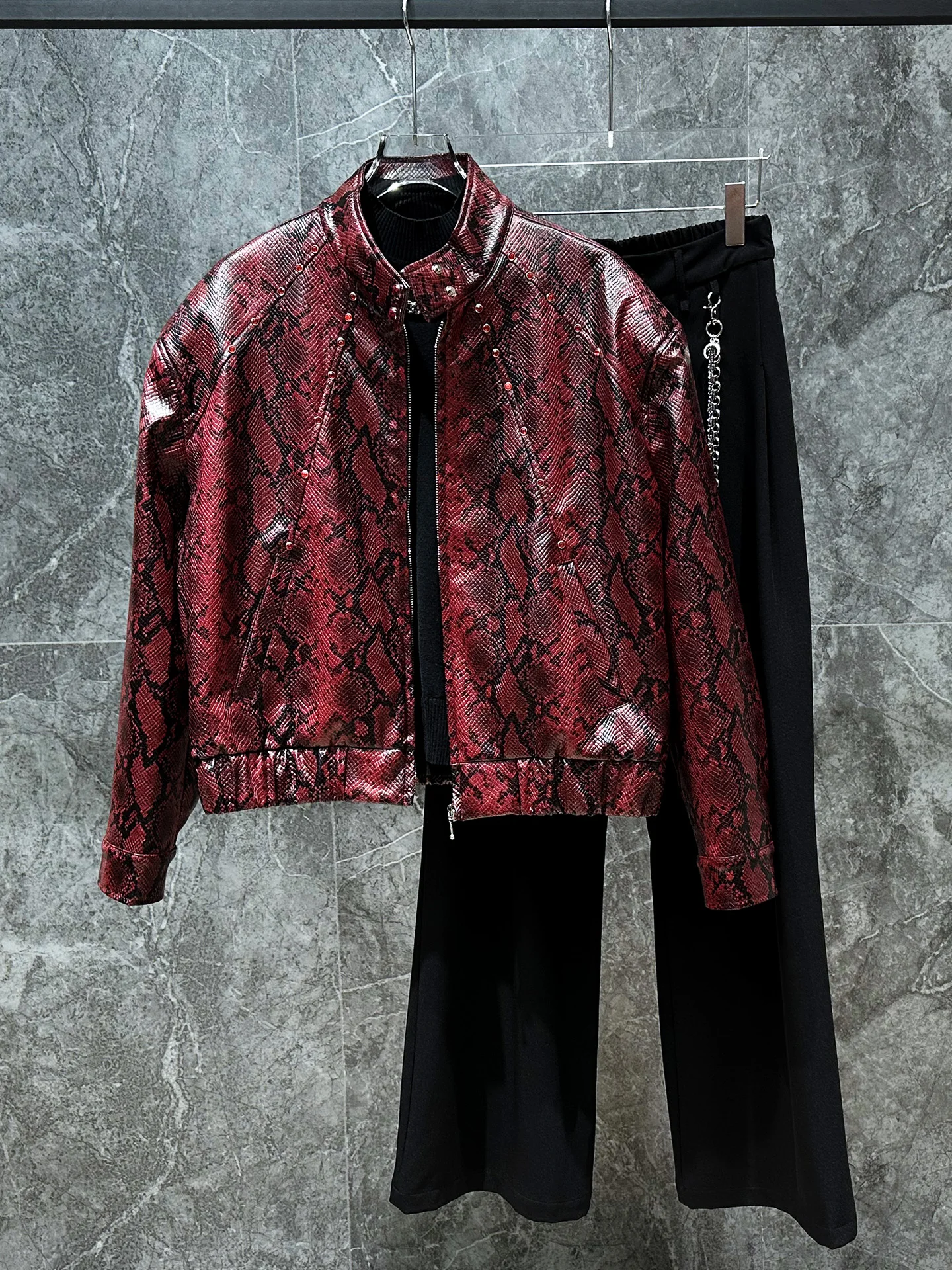 

Мужская модная короткая куртка из искусственной кожи с текстурой под змеиную кожу, украшенная стразами, 3D-эффект, молодежная, свободного кроя, зимнее пальто