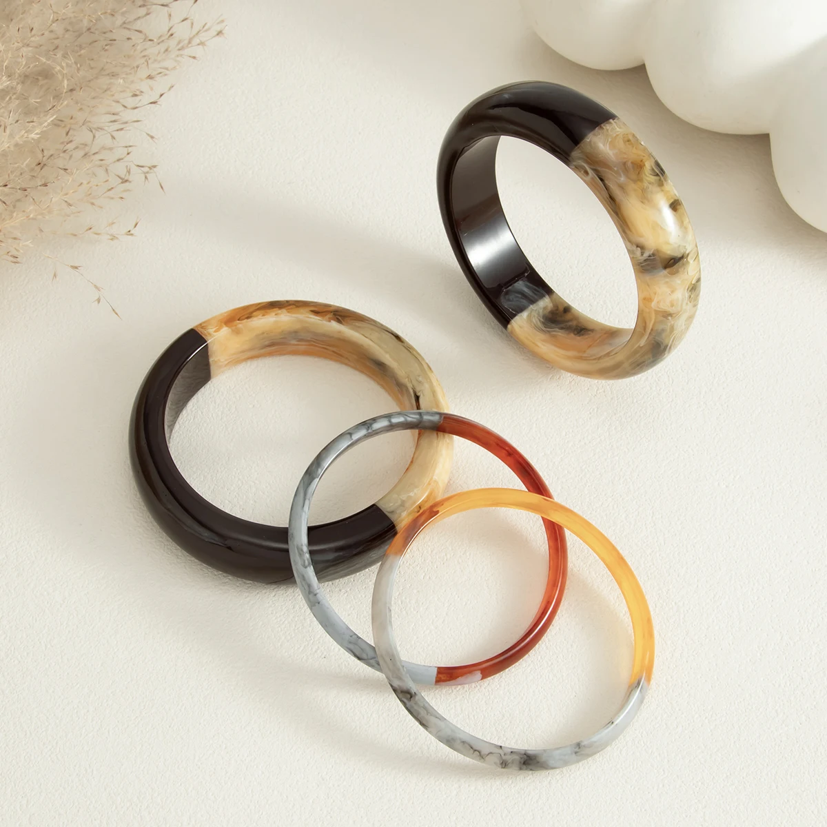 Ingemark 4-teiliges Set Elegantes Harz-Acryl-Armband für Frauen Minimalistisches Mehrschichtiges Gestapeltes Rundes Armreif Schmuckgeschenk – Detail 7
