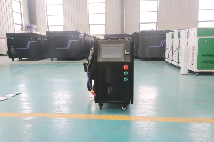 Zdjęcie 3: Przenośna laserowa maszyna czyszcząca o mocy 300W do usuwania plam z metalu i drewna.