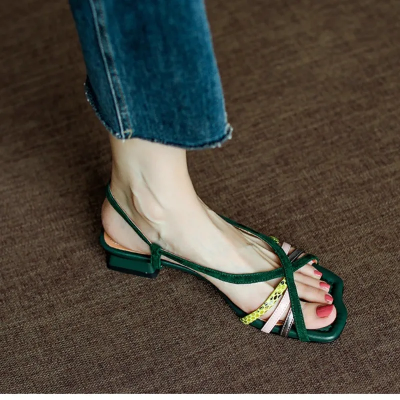 2025 Sandalias de diseñador con punta cuadrada para mujer, novedad de verano, estilo informal, cómodas, con boca poco profunda, diseño hueco, tacones altos