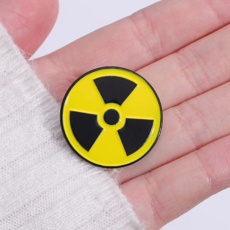 Creative Radiation logo Round Metal brooch Personality Chemical element Radioactive Metal badge Accessory pins wholesale Gifts