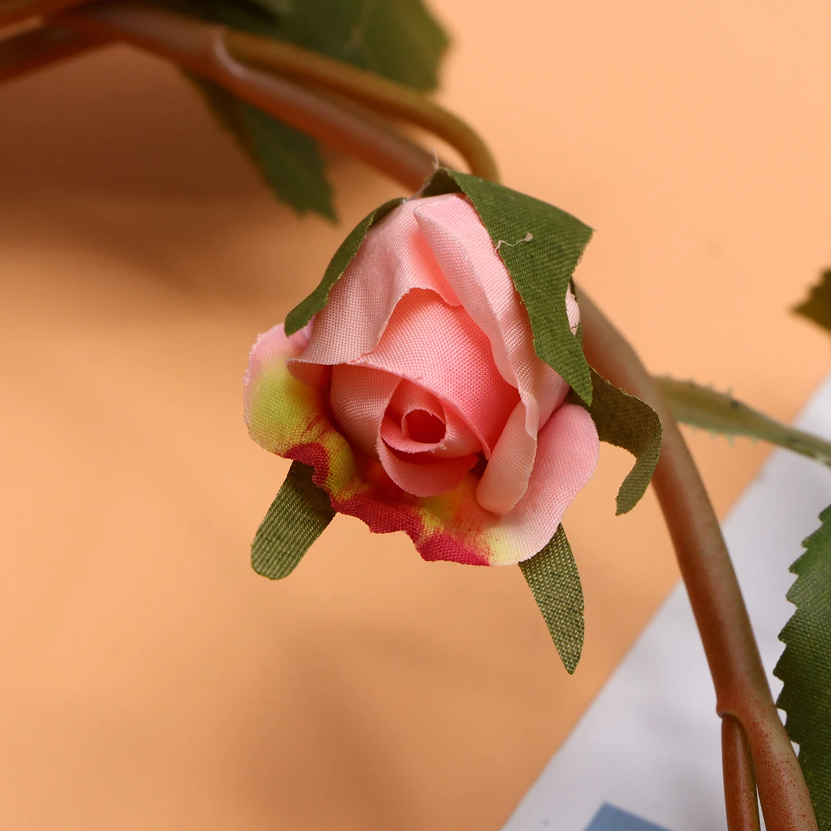 

Simulation Rose Vine Silk Flower Arrangement nament Fake Flowers Hanging Home Decor Lifelike Ideal Weddings Parties