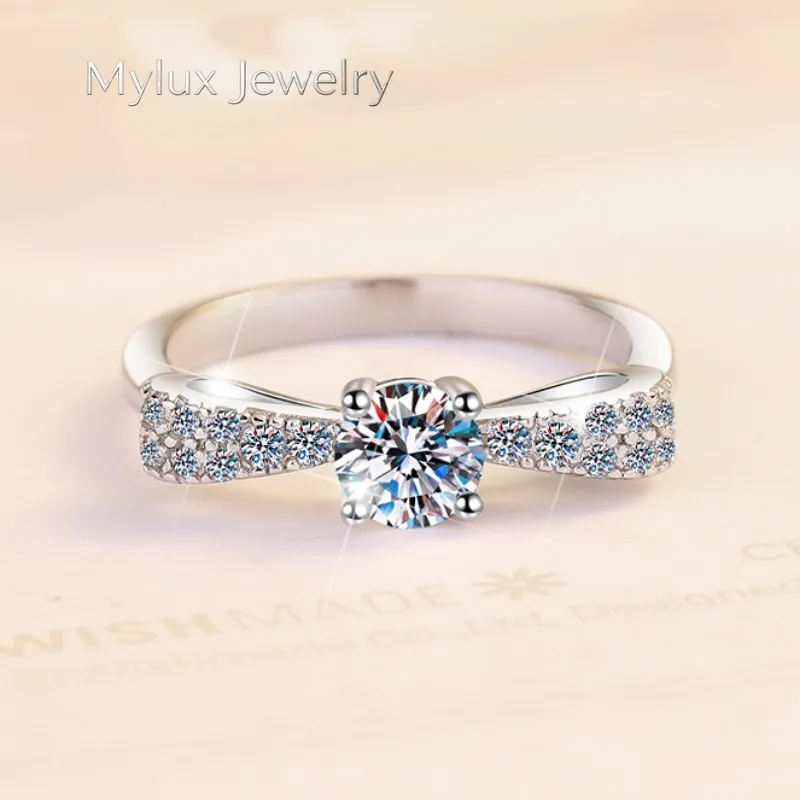 

Ювелирное изделие Mylux: Женское кольцо с бантом из платины PT950 и муассанитом 0.5Ct - Изящное, вневременное, с устойчивой основой, сдержанный блеск 0.5ct.