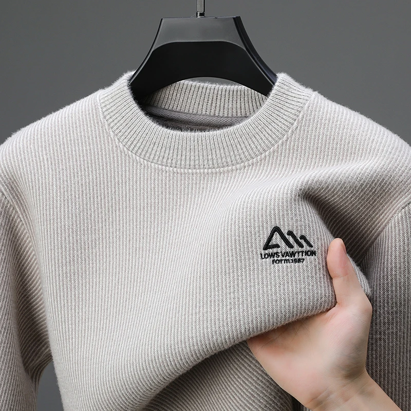 

Мужской свитер с полувысоким воротником 2025 года, на подкладке и утолщенный стиль со средним воротником, подходит для осенне-зимней вязаной рубашки